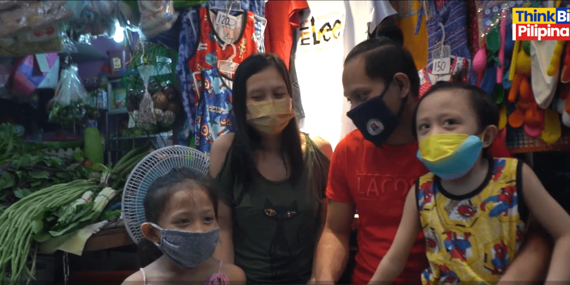 Sampung Libong Pag-asa beneficiary Roland Ciasico Ampo and his family