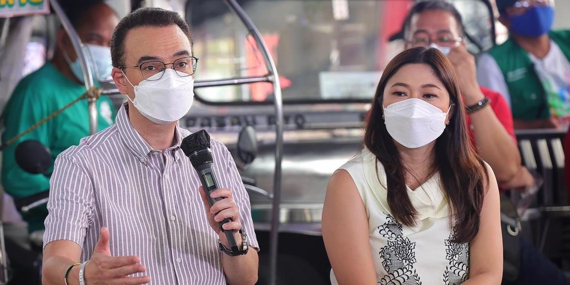 Accompanied by his wife Taguig 2nd District Rep. Lani Cayetano, former House Speaker Alan Peter Cayetano announces his bid for the Senate at a press conference on October 7, 2021.