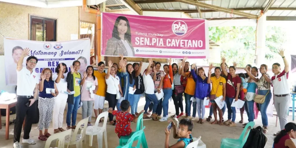 Over a thousand Palaweños get livelihood aid from Kuya Alan, Ate Pia