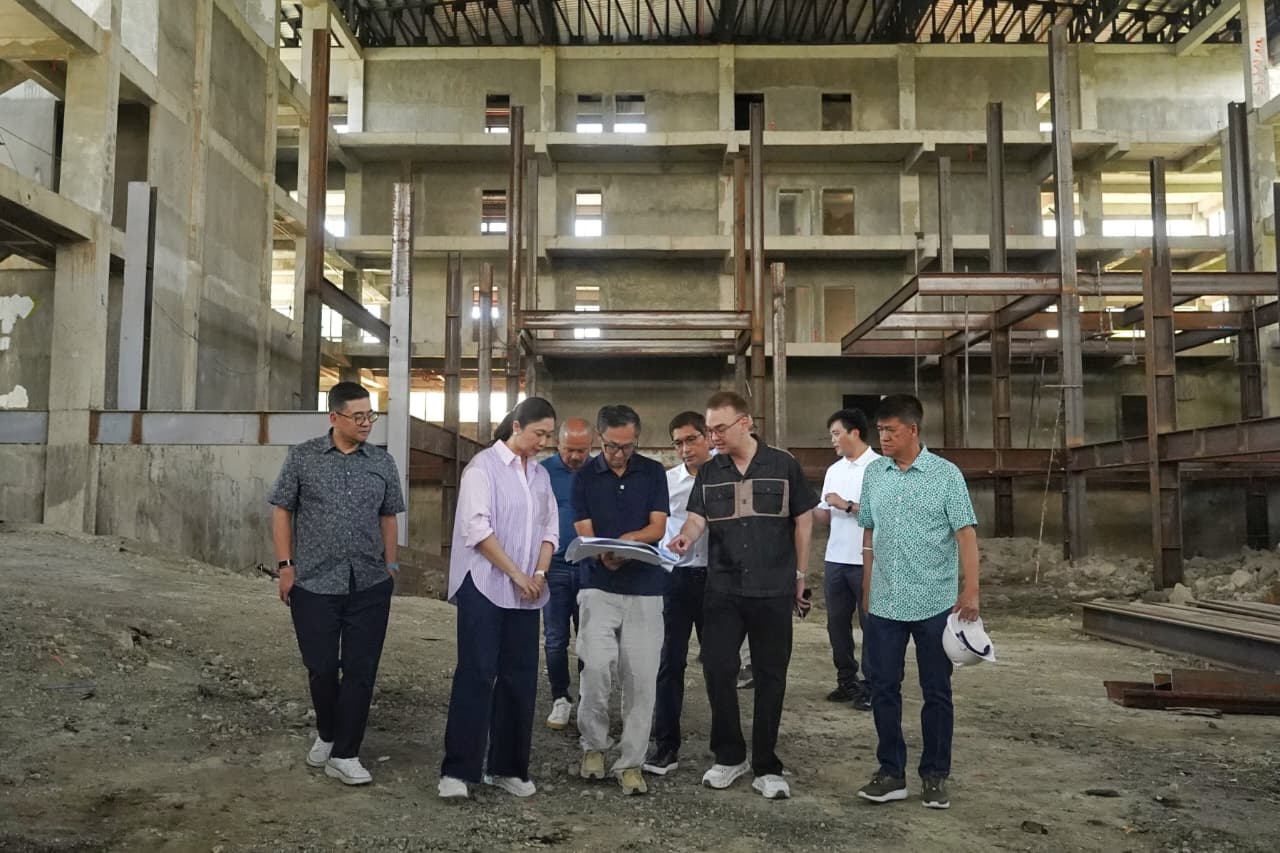 Senator Alan Peter Cayetano alongside Mayor Lani Cayetano and congressmen during Secretary Vince Dizon’s visit in Taguig